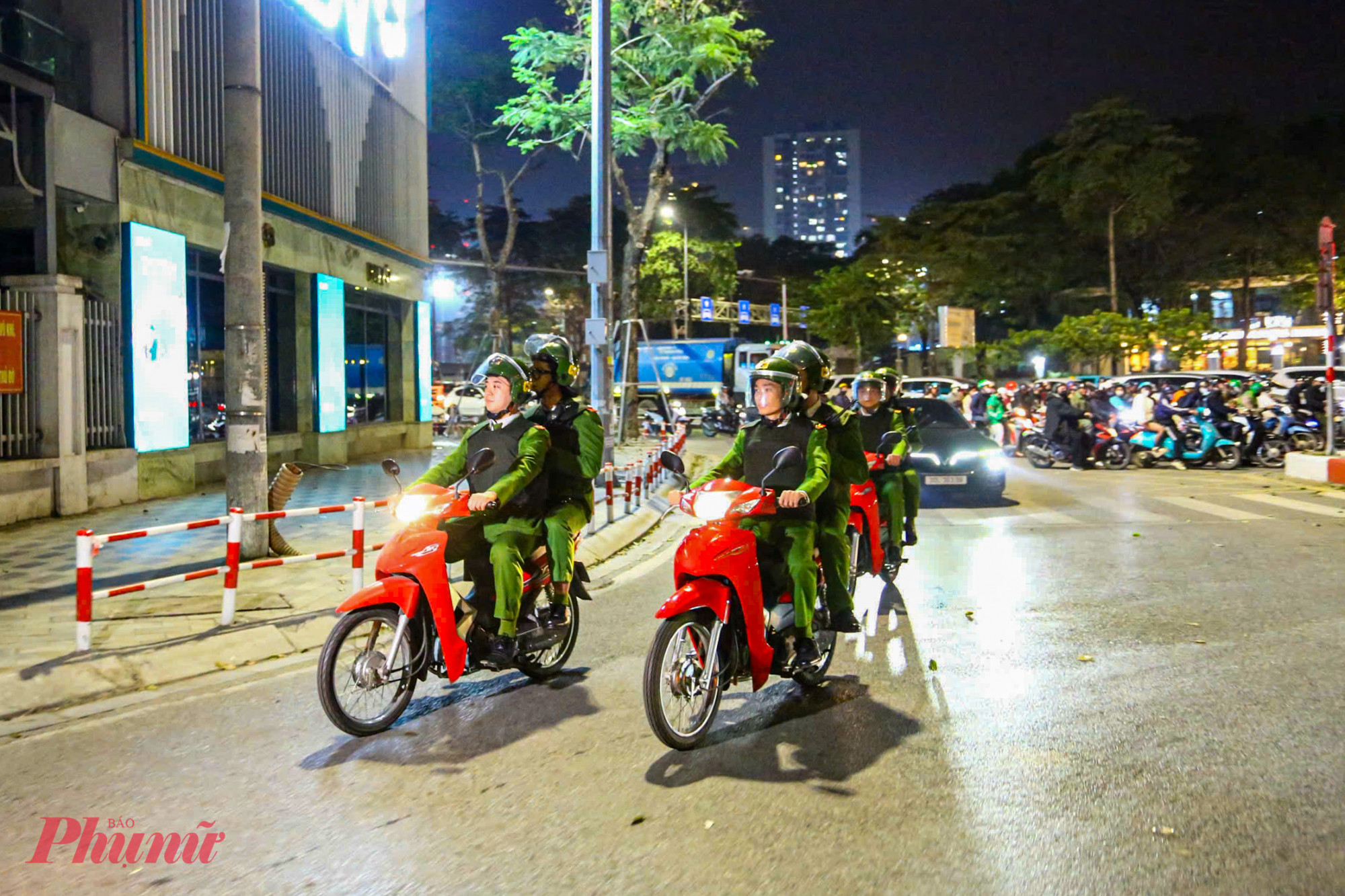 22g15, khi tuần tra qua khu vực vườn hoa Lạc Long Quân, tổ công tác phát hiện một nhóm thanh thiếu niên tụ tập, có biểu hiện nghi vấn.