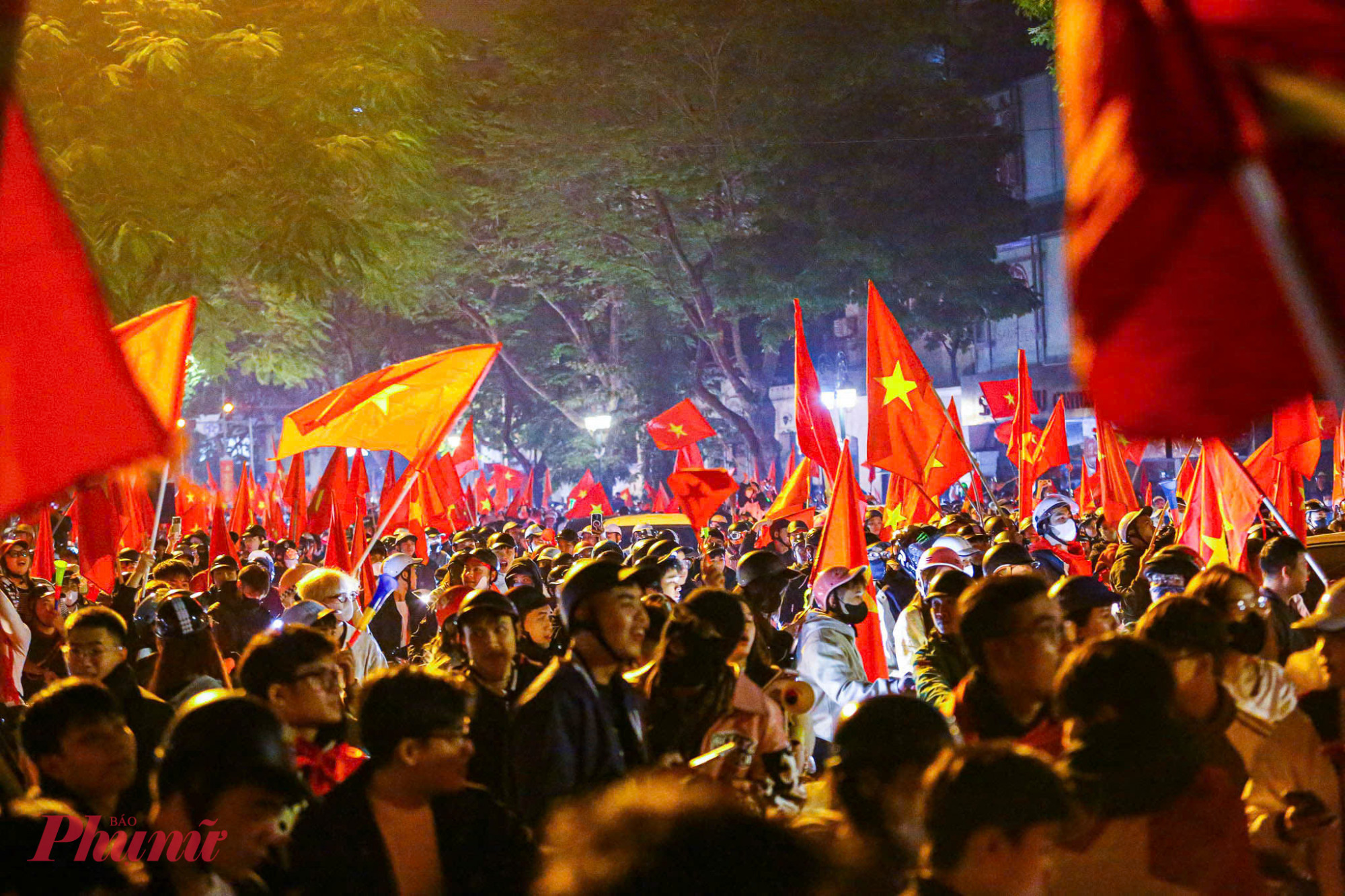 Trận thắng 3-2 trước UAE khẳng định vị thế của bóng đá Việt Nam trên bản đồ châu lục. Đêm 'đi bão này sẽ còn được nhắc lại rất lâu sau đó, như một biểu tượng của lòng yêu nước và tinh thần đoàn kết dân tộc luôn thường trực trong mỗi trái tim người Việt.