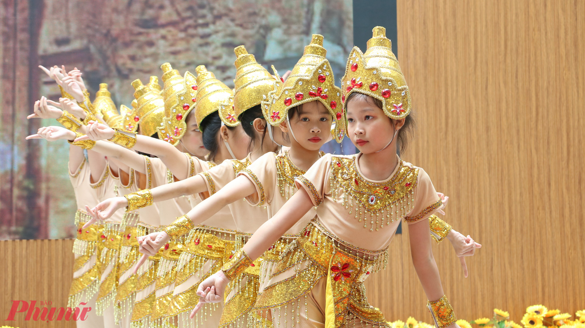 Chia sẻ tại chương trình, em Võ Lê Quế Ngân - học sinh lớp Năm 6 - cho biết, đây là lần đầu tiên em được tìm hiểu về điệu múa của dân tộc Chăm. Em thấy điệu múa rất vui tươi, có lúc nhanh, lúc lại chậm. Sau cuộc thi, em sẽ tìm hiểu thêm nhiều loại hình âm nhạc, nghệ thuật khác.