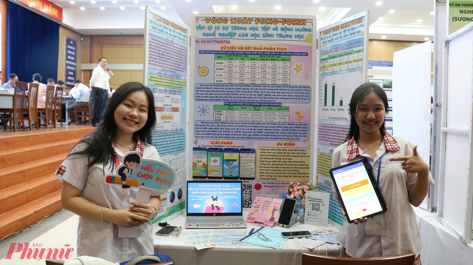 Thùy Trâm (bên phải) và Ngọc Hân (bên trái) tự tin vào dự án của mình - Ảnh: Trang Thư