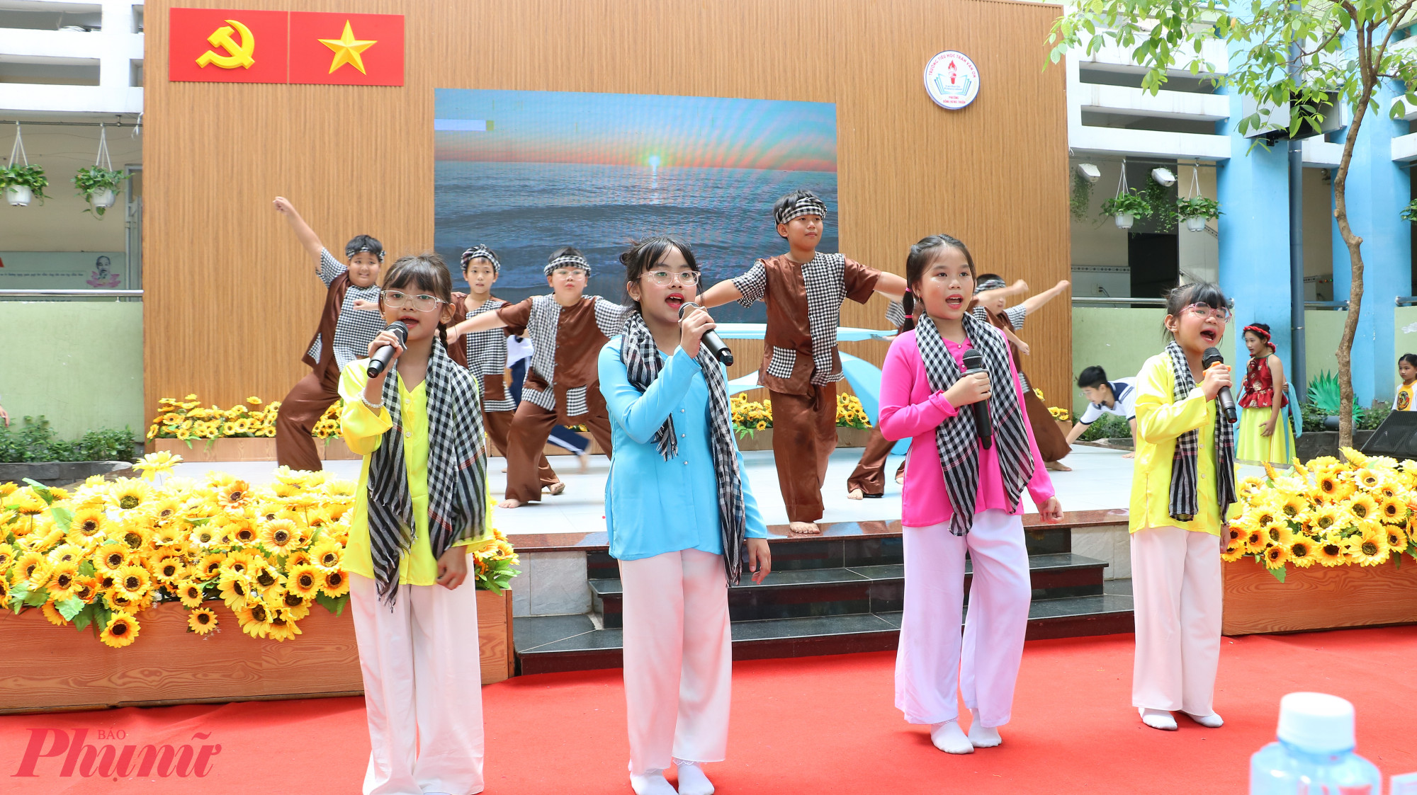 Phần trình diễn Lý kéo chài đậm chất Nam bộ với áo bà ba, khăn rằn