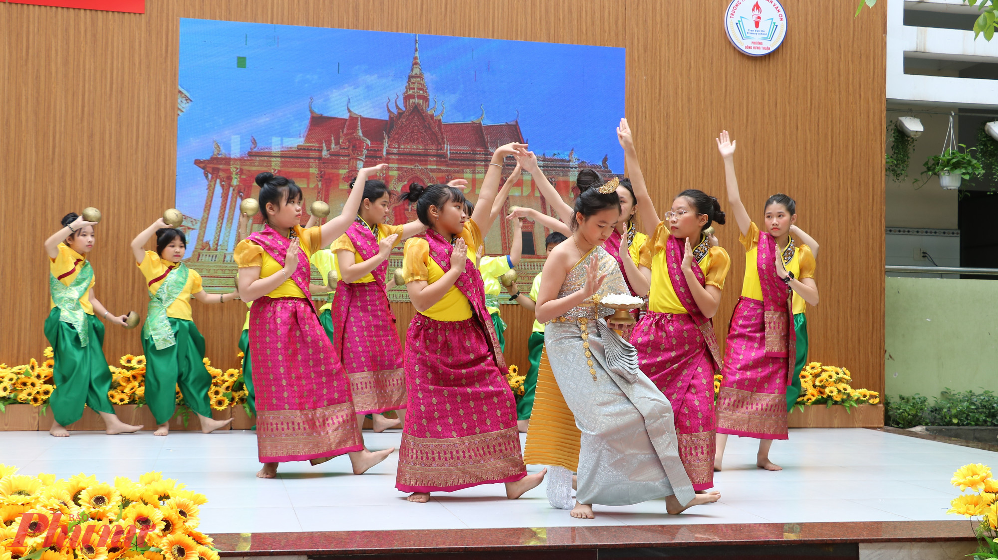Trong khi đó, em Nguyễn Ngọc Thiên Quý - học sinh lớp Năm 9 - chia sẻ: nhóm của em đã dành nhiều thời gian tập luyện để hoàn thành phần biểu diễn múa của dân tộc Khmer. Em cũng đã làm quen được nhiều người bạn mới có cùng sở thích với mình.