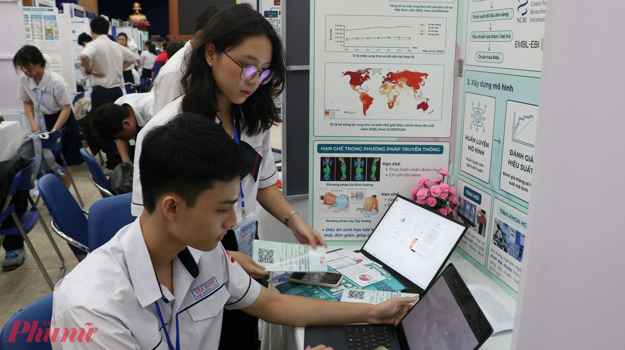 mô hình học máy sử dụng dấu ấn sinh học để dự đoán ung thư vú di căn xương của học sinh Trường THPT Gia Định - Ảnh: Trang Thư