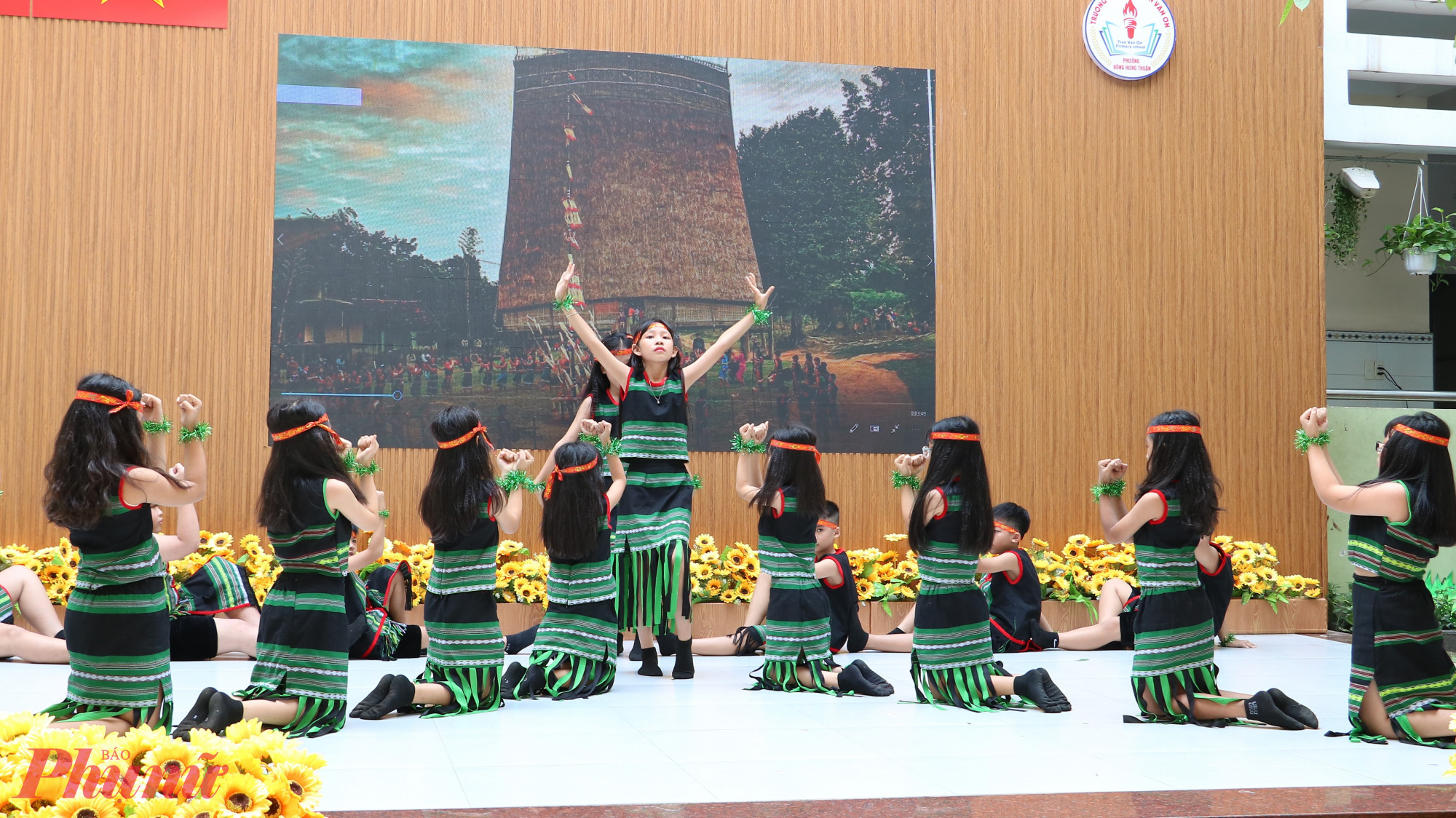 Điệu múa mạnh mẽ của đồng bào khu vực Tây Sức mạnh đại ngàn