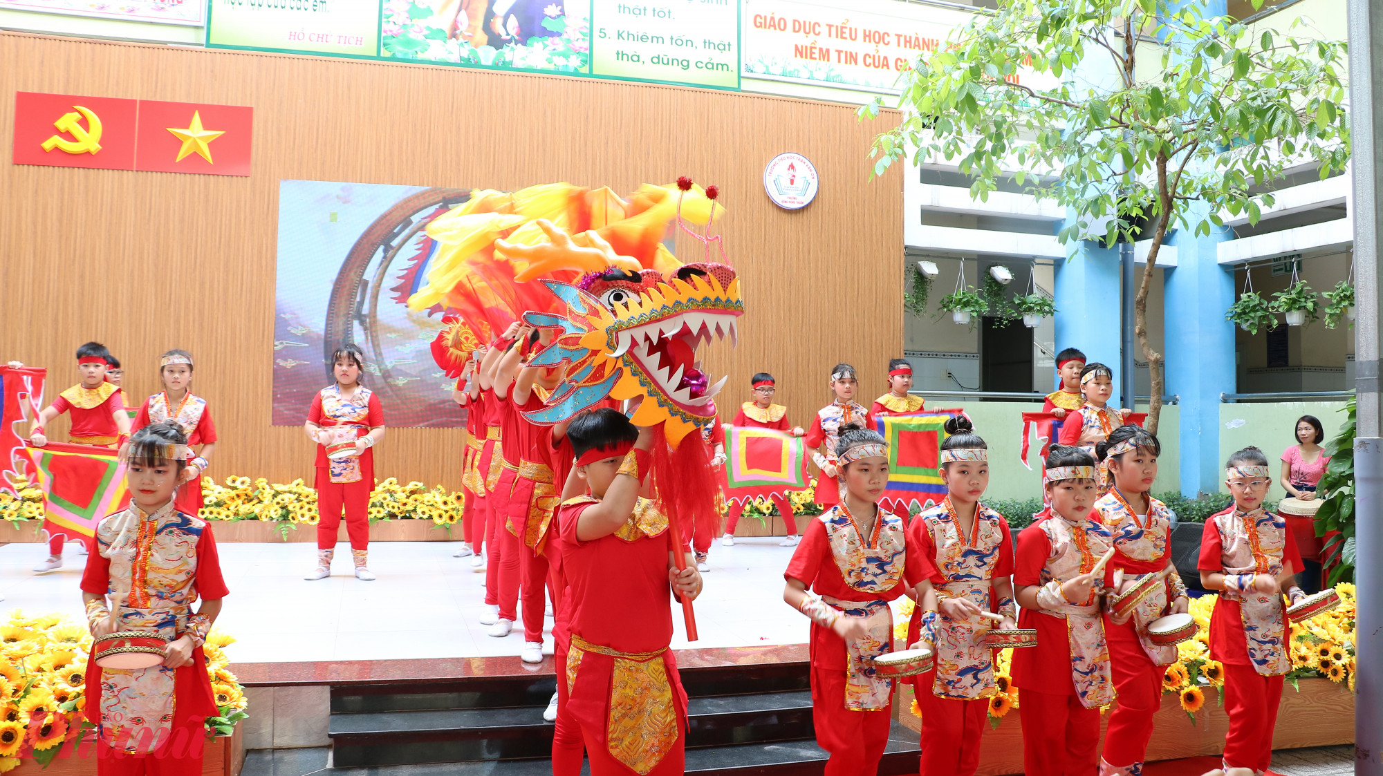 Phần trình diễn trống hội đầy màu sắc 