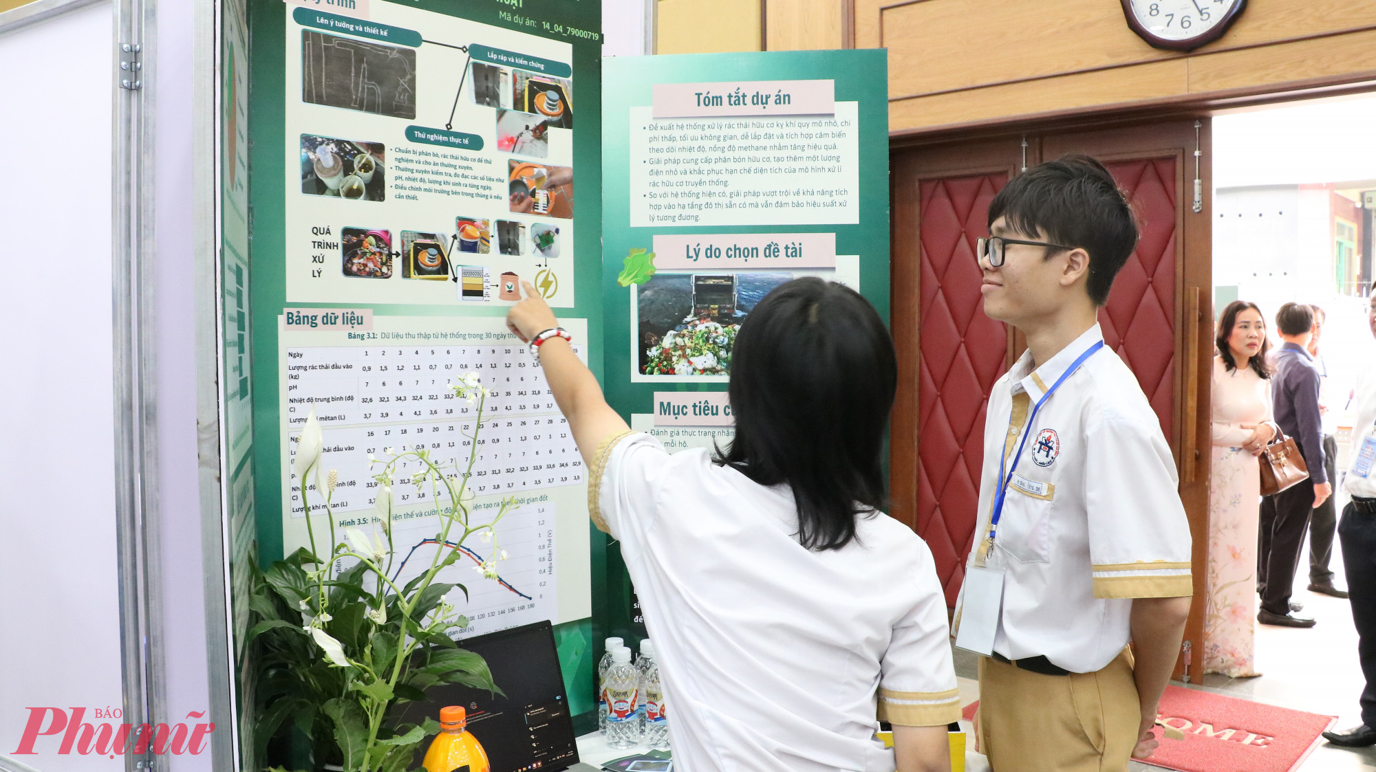 Học sinh trao đổi nội dung sẽ trình bày với ban giám khảo - Ảnh: Trang Thư