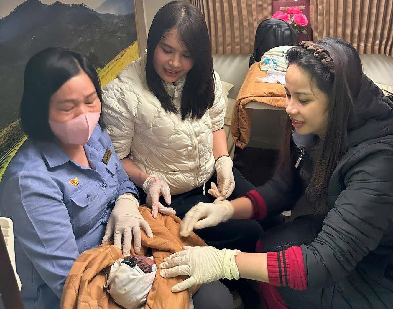 2 nữ hộ sinh cùng nhân viên trên tàu hỗ trợ sản phụ “vượt cạn” an toàn trên tàu hỏa - Ảnh: Hoàng Anh