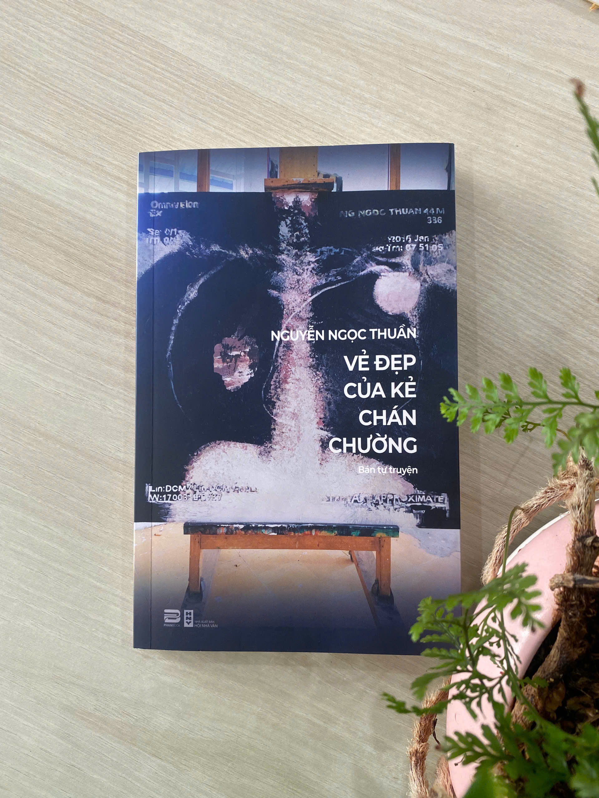 Bìa sách cũng là bức tranh Chân dung tự họa của nhà văn Nguyễn Ngọc Thuần - Ảnh: Phanbook