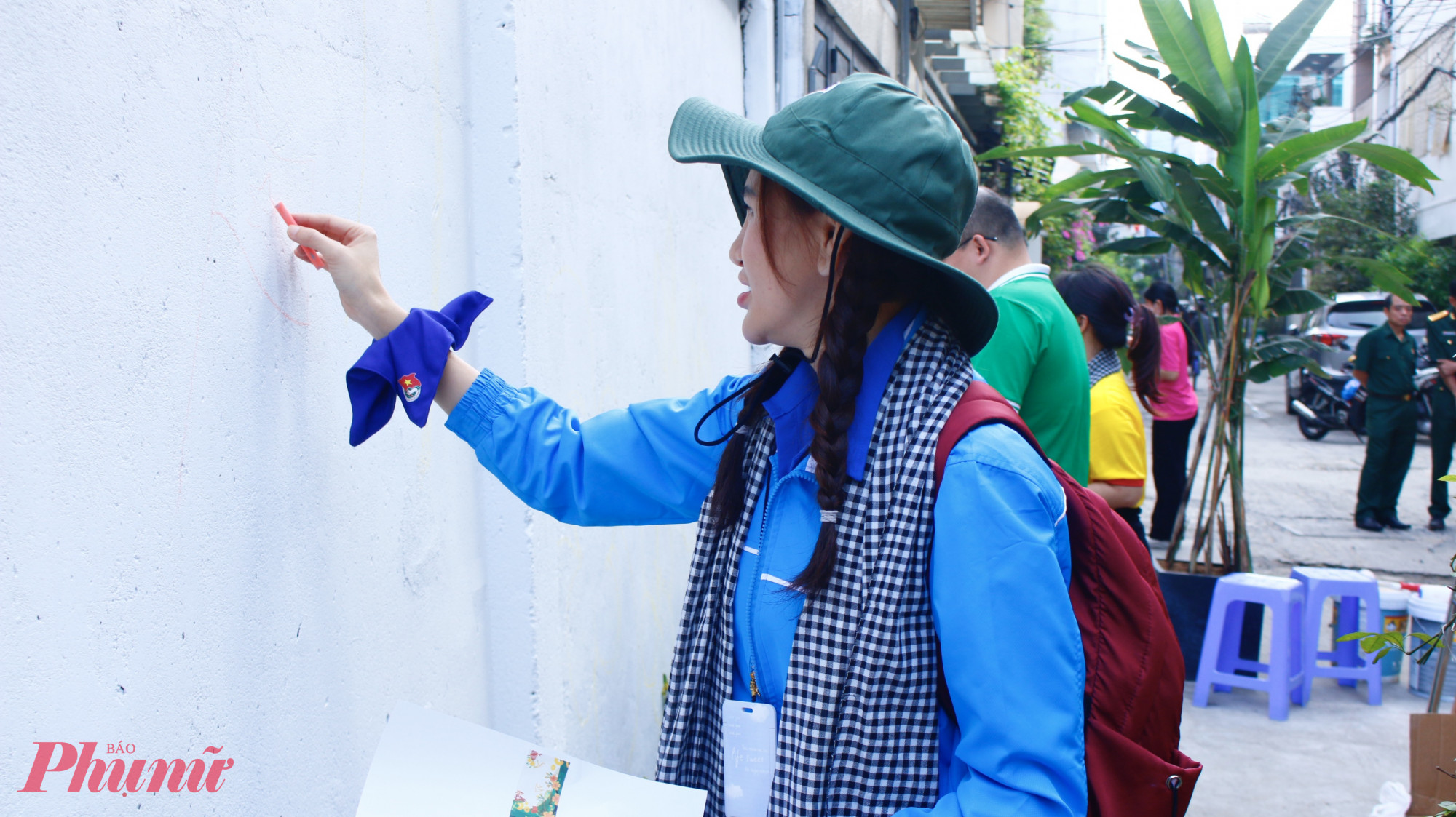 Vẽ tranh trang trí bờ tường