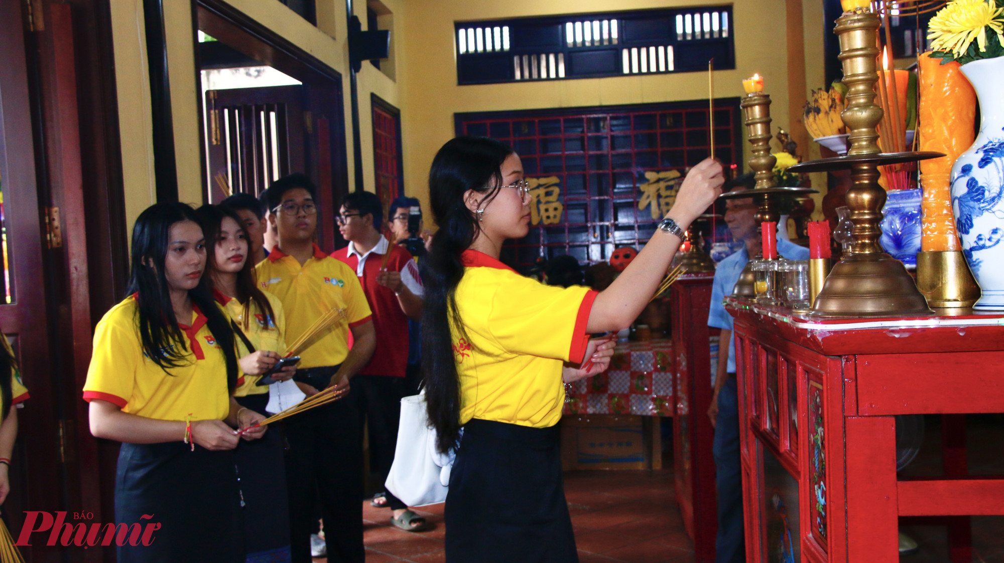 Các bạn sinh viên Lào và Campuchia dâng hương tại Đình thần Cầu Sơn