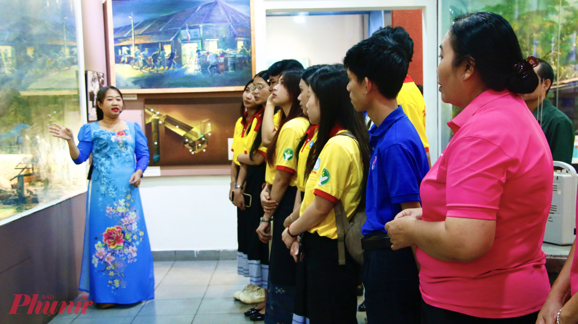 Các bạn sinh viên Lào và Campuchia nghe thuyết minh