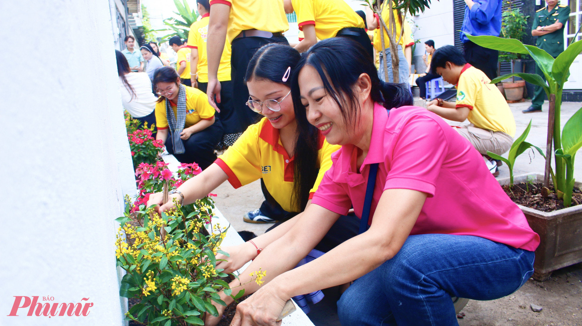 Hội viên phụ nữ hướng dẫn các bạn sinh viên trồng hoa