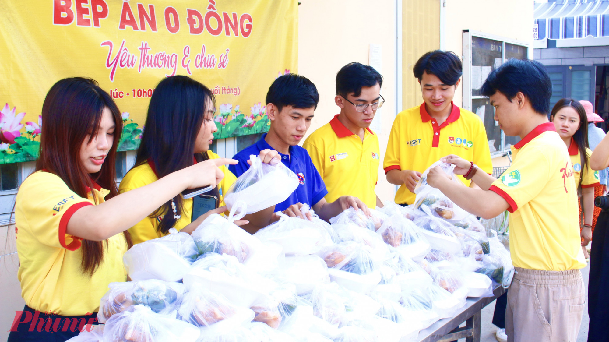 Các phần cơm nóng hỏi được chuẩn bị chu đáo