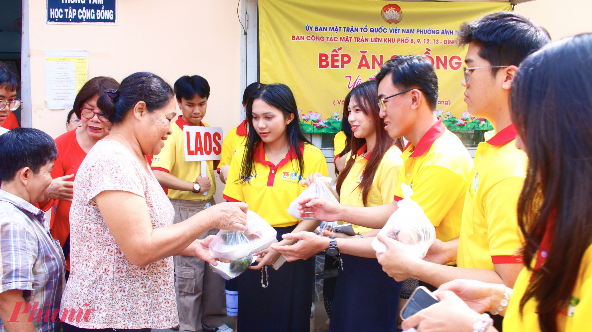 Sinh viên Lào và Campuchia phấn khởi trao những suất ăn yêu thương đến bà con