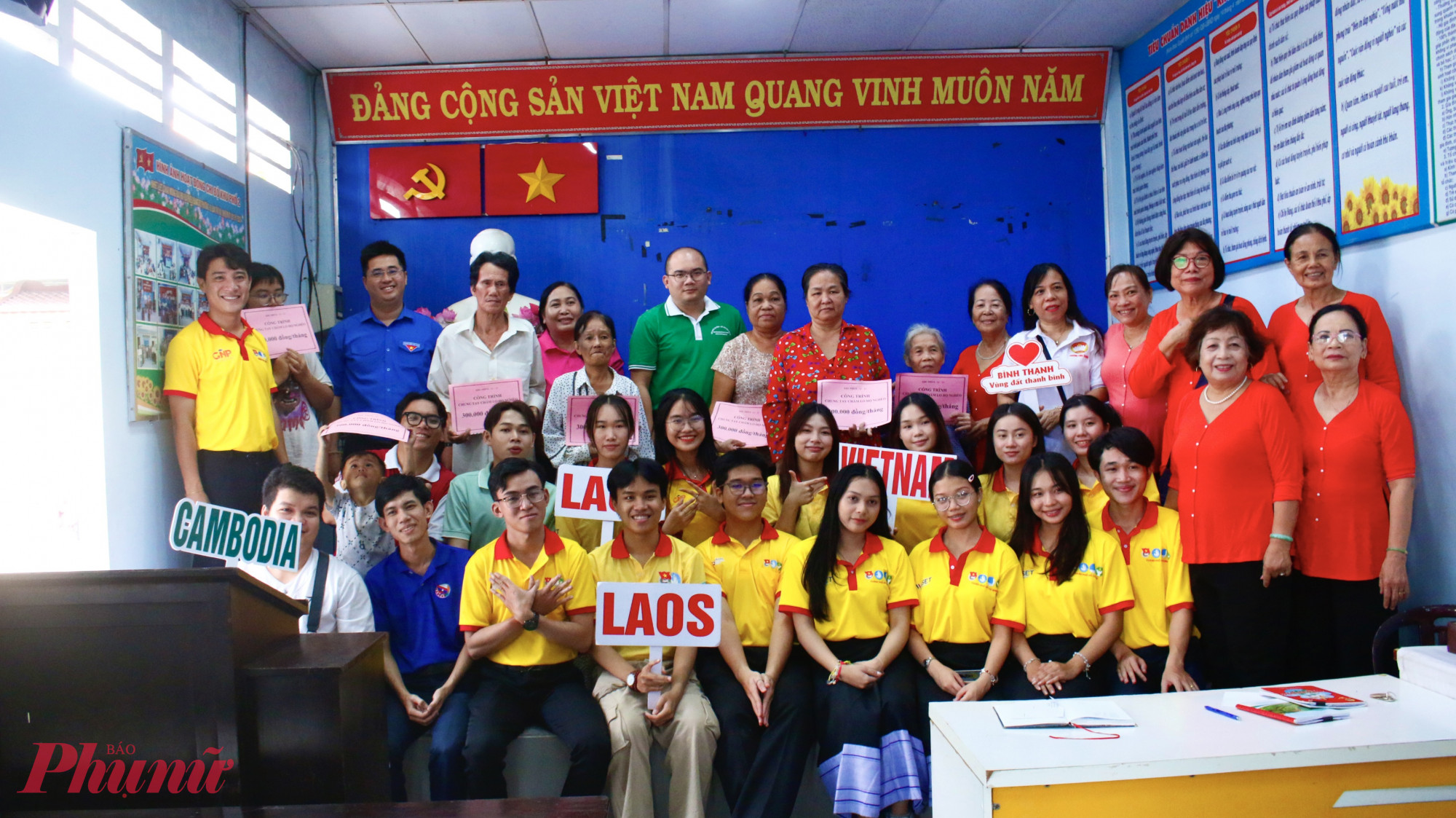 Các bạn còn cùng Chi hội khu phố 13 trao quà nghĩa tình để các hộ khó khăn