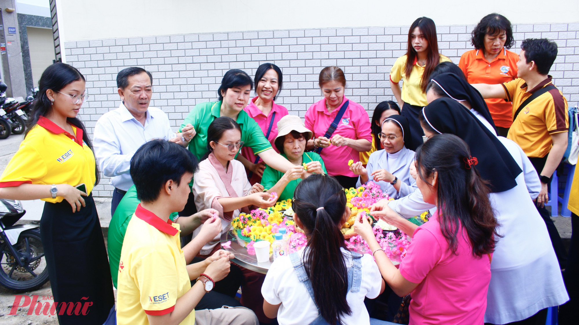 Làm hoa mai, đào trang trí tết