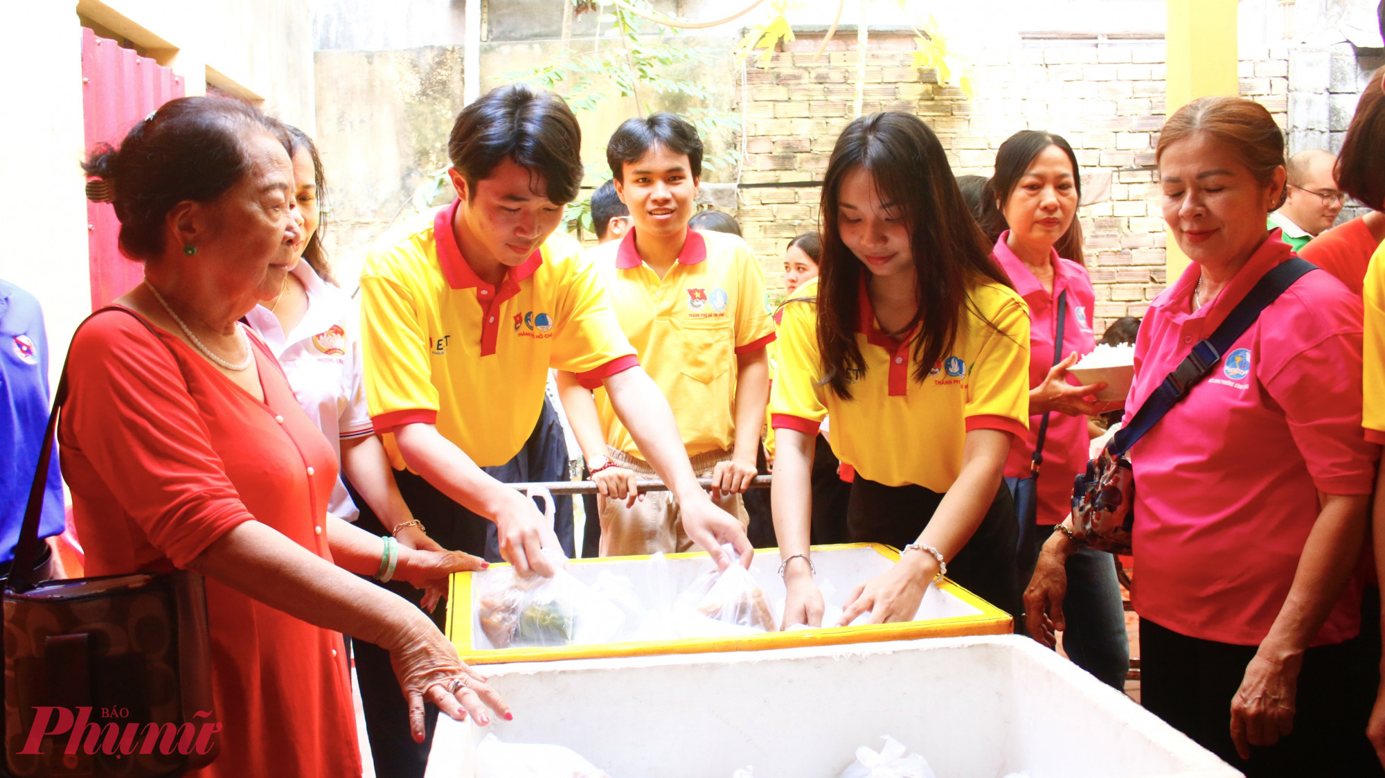 Các bạn sinh viên Lào và Campuchia tham gia nấu cơm thiện nguyện và trao các suất cơm đến gia đình khó khăn, người già neo đơn