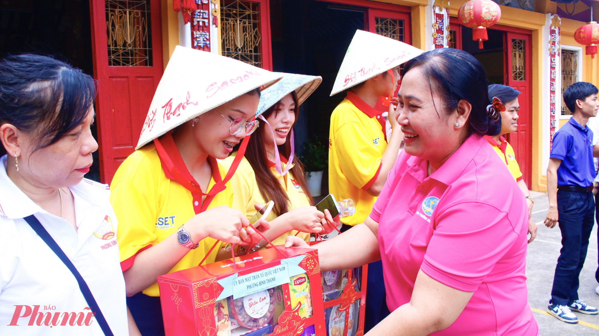 Bà Cao Thị Hiền – Phó chủ tịch Ủy ban MTTQ Việt Nam phường, Chủ tịch Hội LHPN phường Bình Thạnh trao quà tri ân đến các bạn sinh viên Lào và Campuchia tham dự chương trình