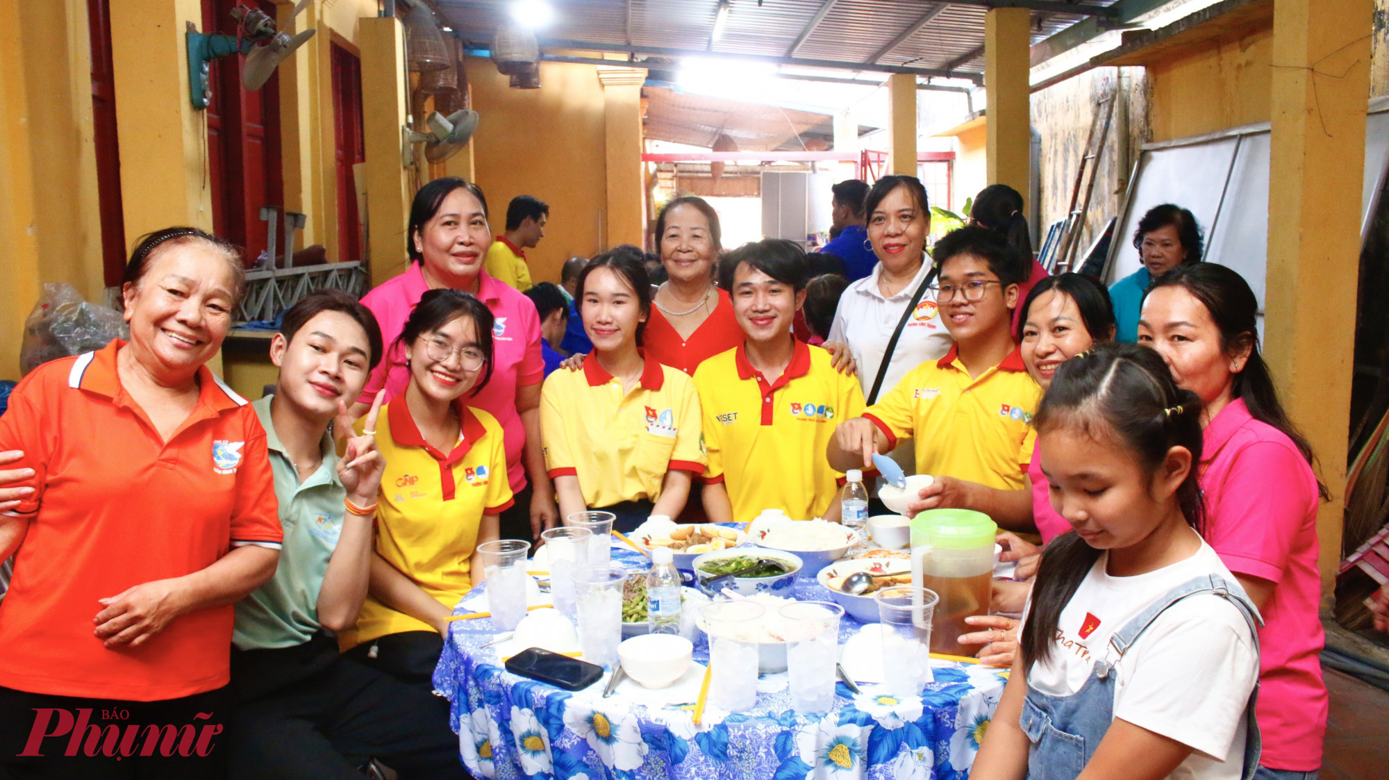 Kết thúc hành trình, các thành viên cùng nhau dùng bữa cơm Việt trong không khí ấm cúng, đậm đà nghĩa tình