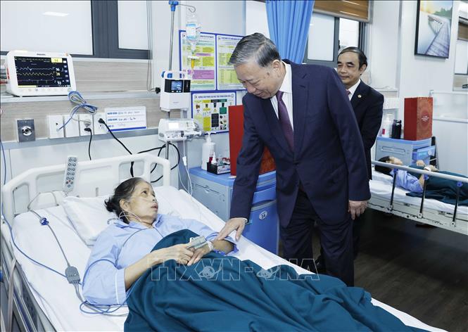 Tổng Bí thư Tô Lâm thăm hỏi và tặng quà cho các bệnh nhân đang điều trị tại Đại học Y Hà Nội. Ảnh: Thống Nhất/TTXVN