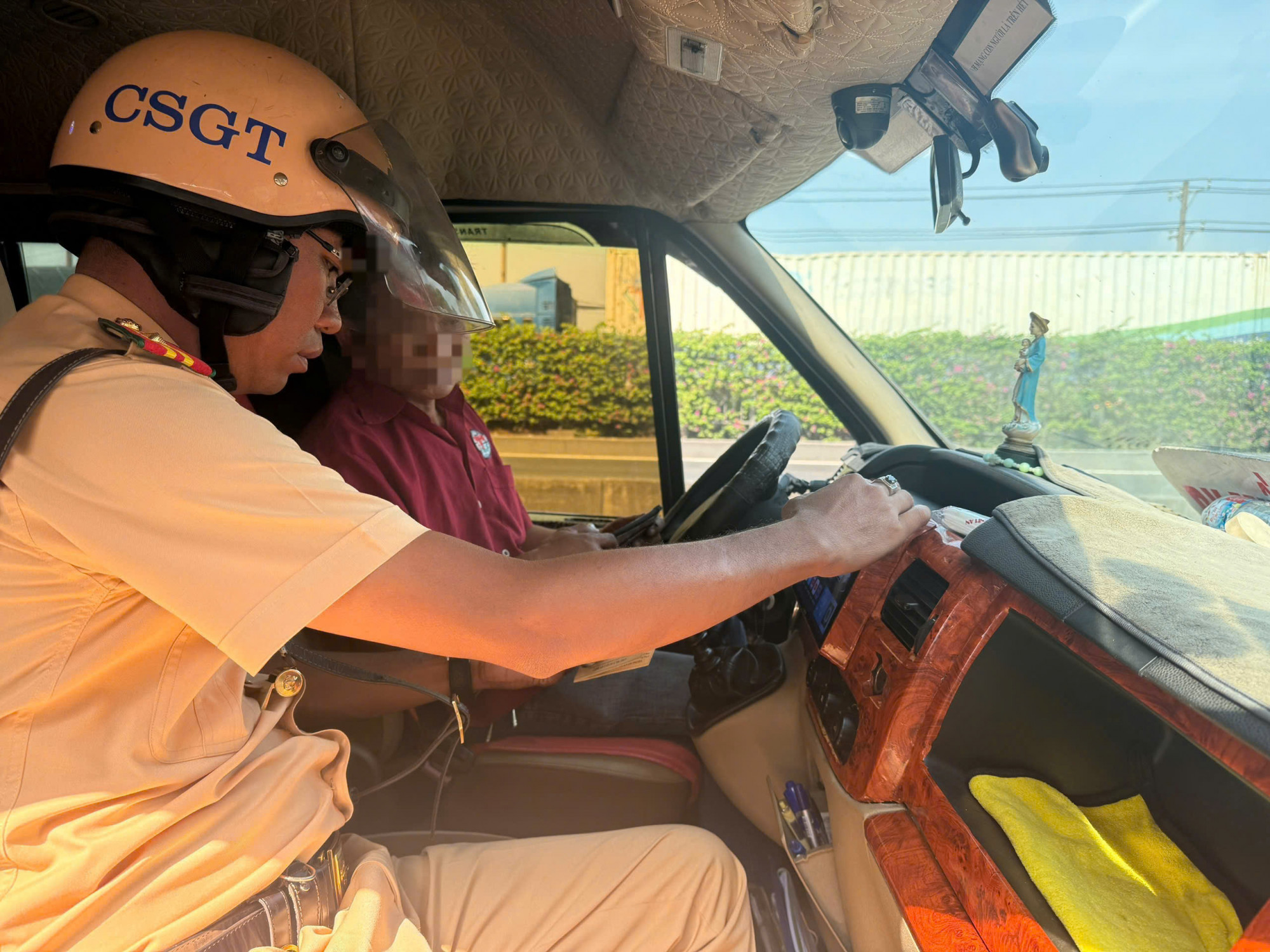 Cán bộ CSGT Rạch Chiếc kiểm tra một tài xế xe khách. Ảnh: Minh Mẫn.