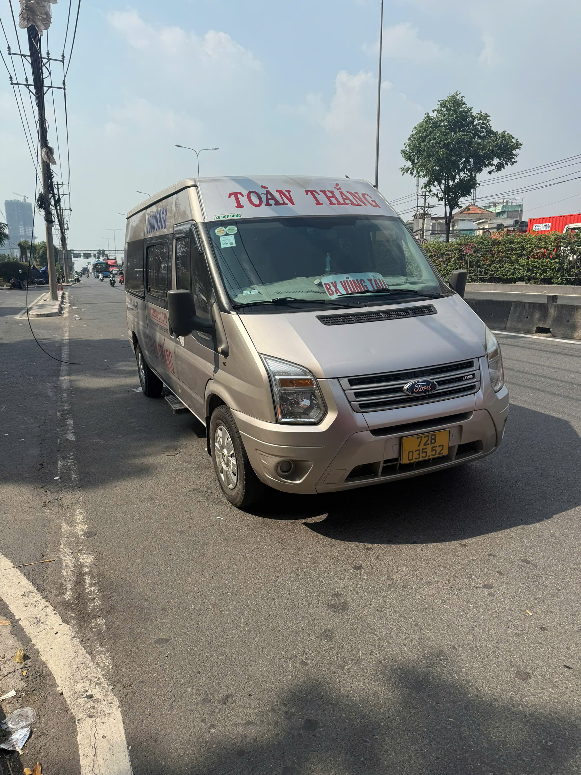 Một xe khách được CSGT kiểm tra. Ảnh: Minh Mẫn