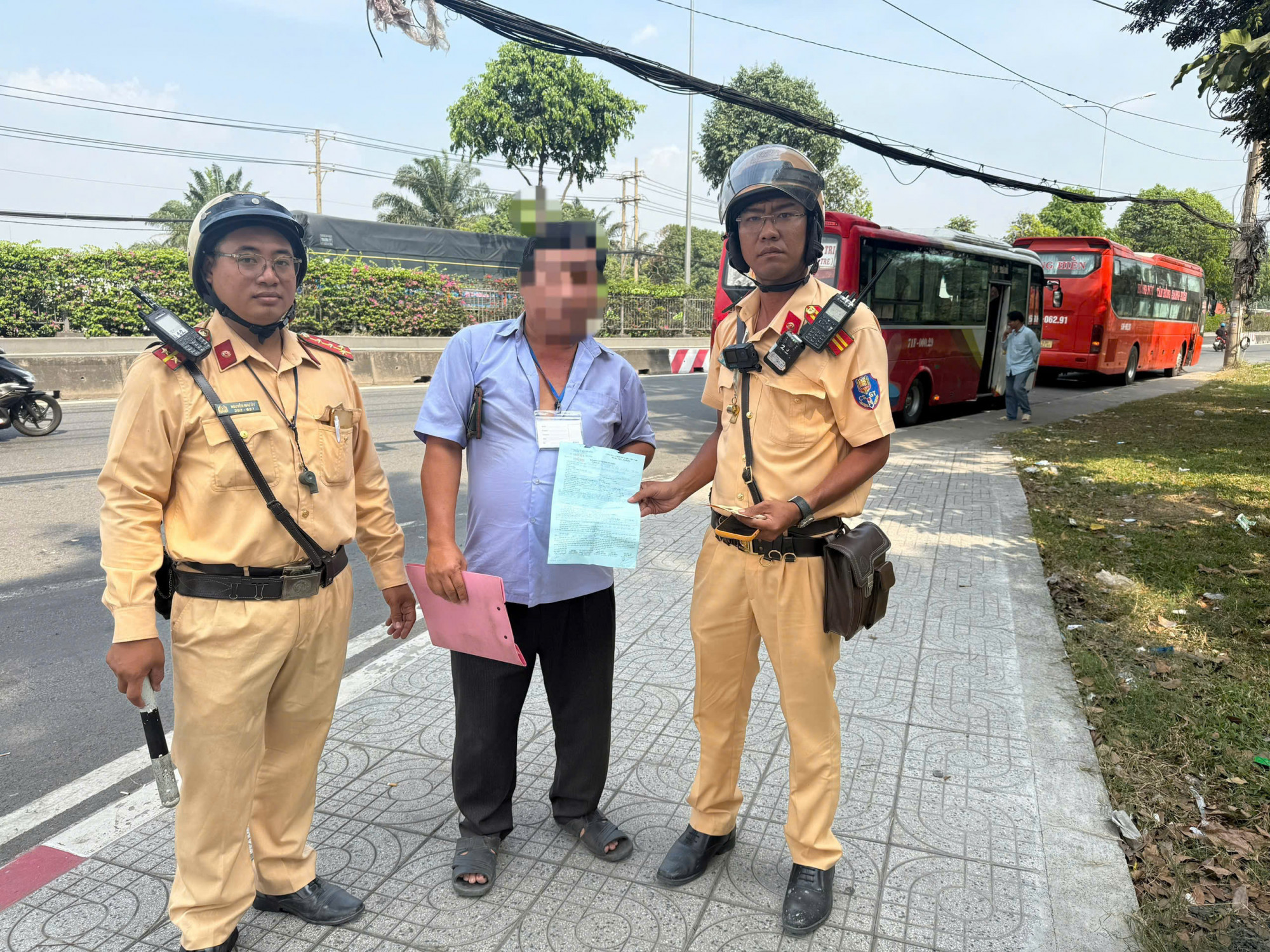 Một tài xế xe khách vi phạm bị xử lý. Ảnh: Minh Mẫn.