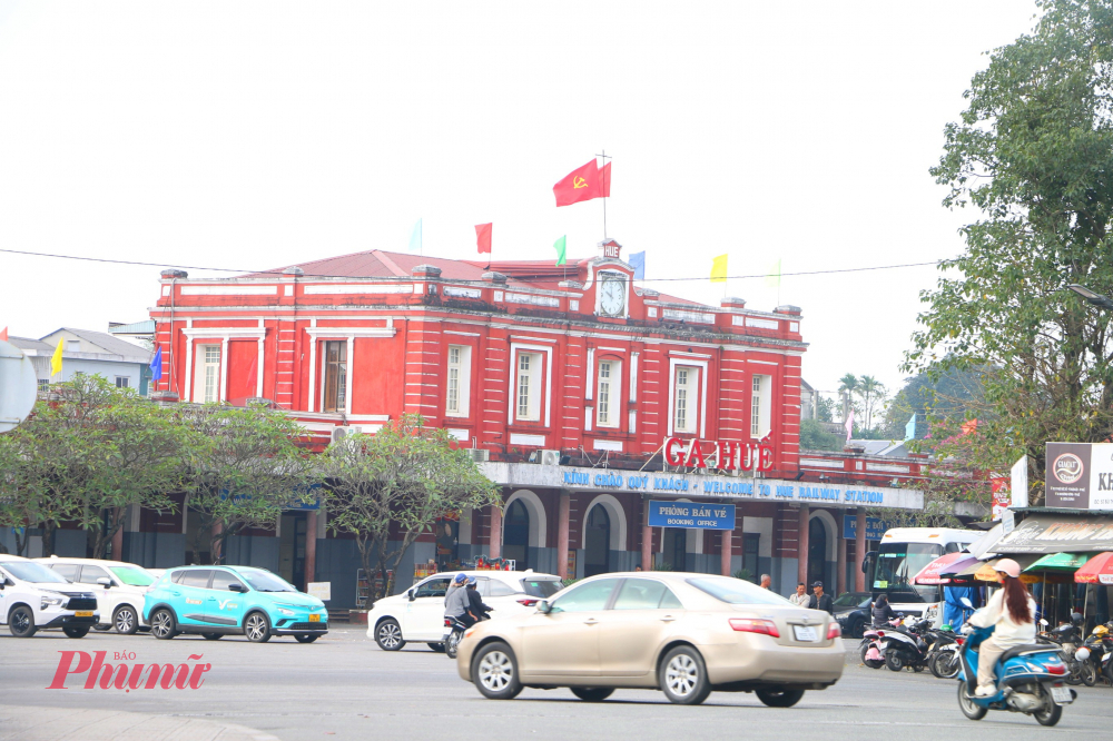 Hàng loạt chỉ số tăng trưởng kinh tế, chỉnh trang đô thị và cải cách hành chính chuyển biến rõ rệt, phản ánh sự thay đổi trong tư duy điều hành và tổ chức thực hiện. Từ một đô thị giàu truyền thống văn hóa – lịch sử, Huế đang dần khẳng định diện mạo năng động hơn, quyết liệt hơn và linh hoạt hơn trong thu hút, huy động các nguồn lực cho phát triển bền vững.