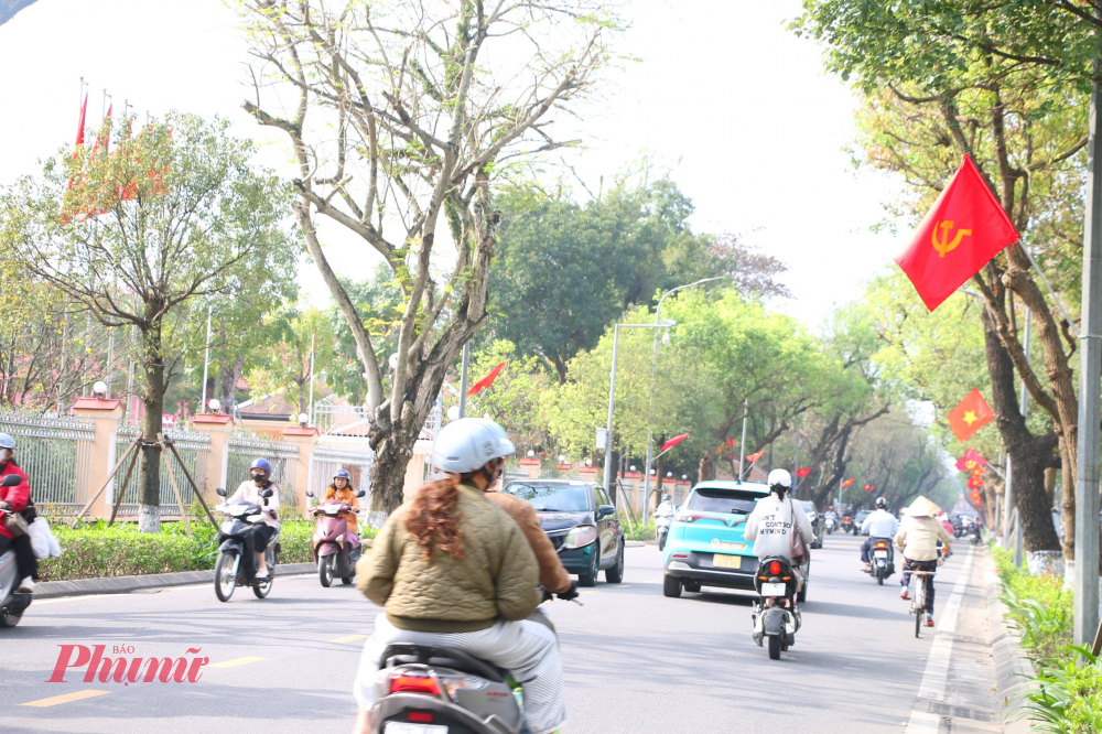 Ghi nhận của P.V Báo Phụ nữ TPHCM  dọc tuyến đường Lê Lợi, hai bên đường đều được treo cờ Tổ quốc. Trước bia trường THPT Quốc học Huế và tại ngã 4 cầu Trường Tiền, cầu Nguyễn Hoàng, cầu Phú Xuân, các giao lộ ở trung tâm thành phố….  cũng được các cơ quan chức năng TP Huế trang hoàng, bố trí lắp đặt, treo pa no, áp phích và băng rôn tuyên truyền Đại hội lần thứ XIV của Đảng
