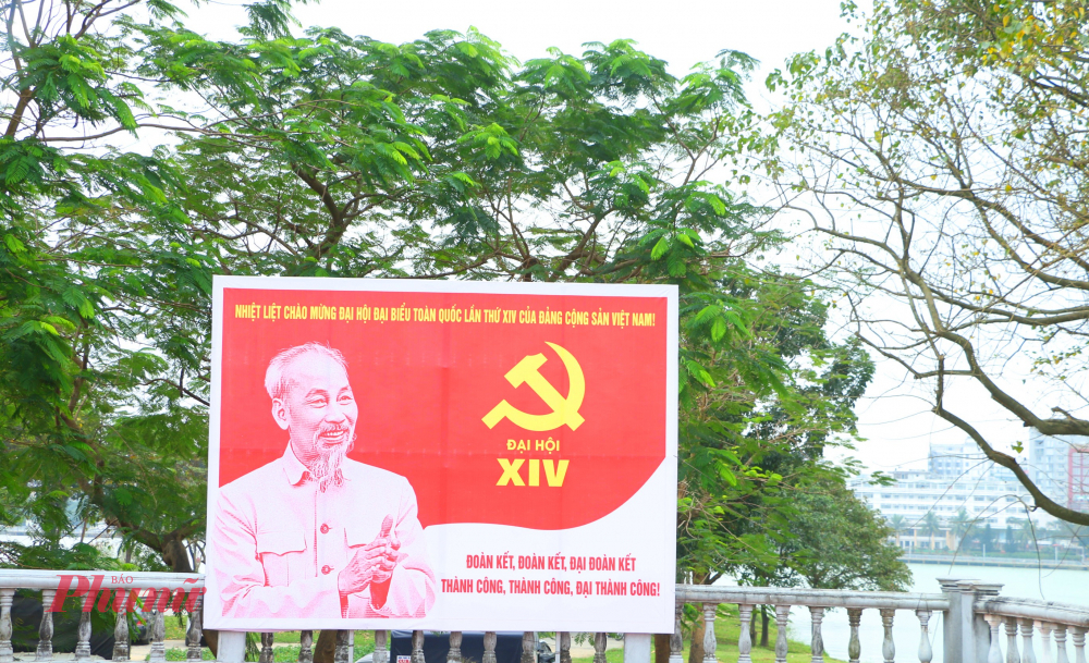 Dọc theo các tuyến phố chính tại TP Huế như Lê Lợi, các giao lộ trung tâm, hay tại những địa danh mang tính biểu tượng như cầu Trường Tiền, cầu Phú Xuân, cầu Nguyễn Hoàng và trước bia Trường THPT chuyên Quốc Học - Huế, hệ thống pano, áp phích, băng rôn đã được trang hoàng.