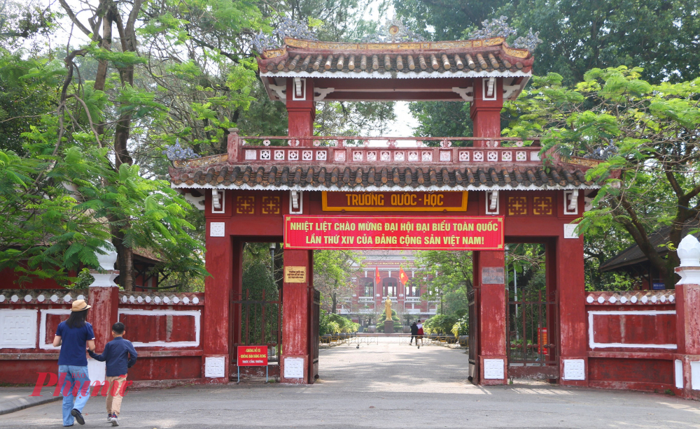 Tại không gian phía trước Trường THPT chuyên Quốc Học Huế, hệ thống cờ hoa, biểu ngữ, biểu tượng được dựng trang trọng.