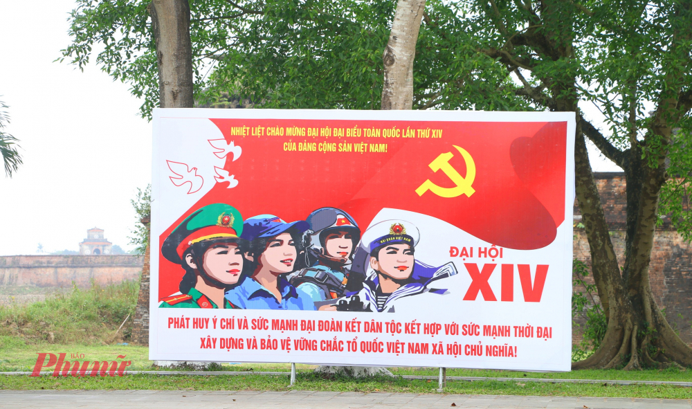 Ông Nguyễn Văn Hùng (cán bộ hưu trí tại TP Huế) chia sẻ: 'Mỗi kỳ Đại hội là một dấu mốc phát triển. Nhìn phố phường rực rỡ cờ hoa, chúng tôi thấy rất tự hào. Tôi kỳ vọng Đại hội XIV của Đảng sẽ tiếp tục có những quyết sách đột phá để nâng cao đời sống Nhân dân, đặc biệt là đưa Huế phát triển bền vững, xứng tầm trung tâm văn hóa - du lịch của cả nước'.