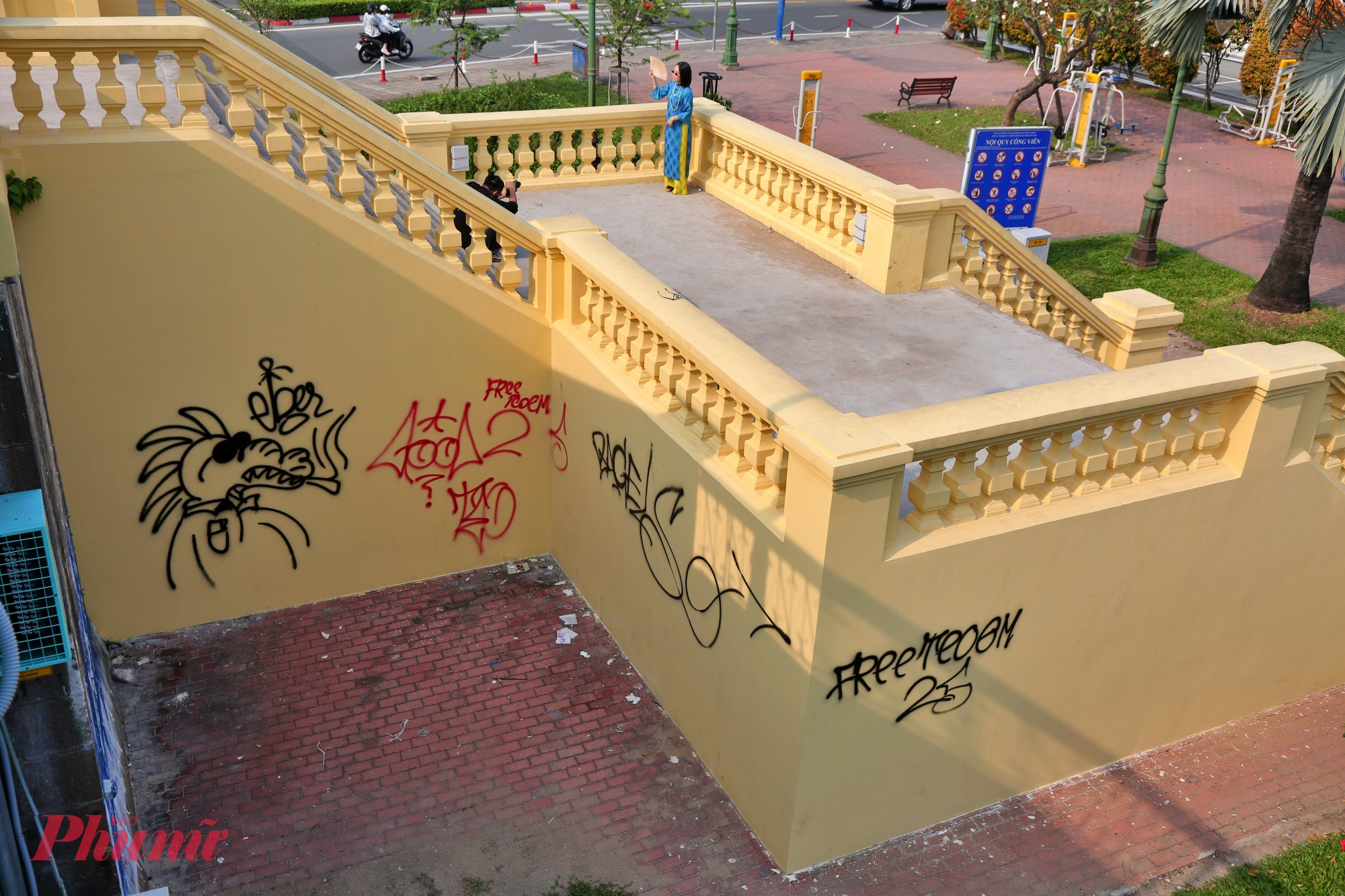 Những ngày qua, người dân và du khách phát không khỏi ngao ngán khi mỗi ngày lại phát hiện thêm một vị trí bị vẽ bậy. 