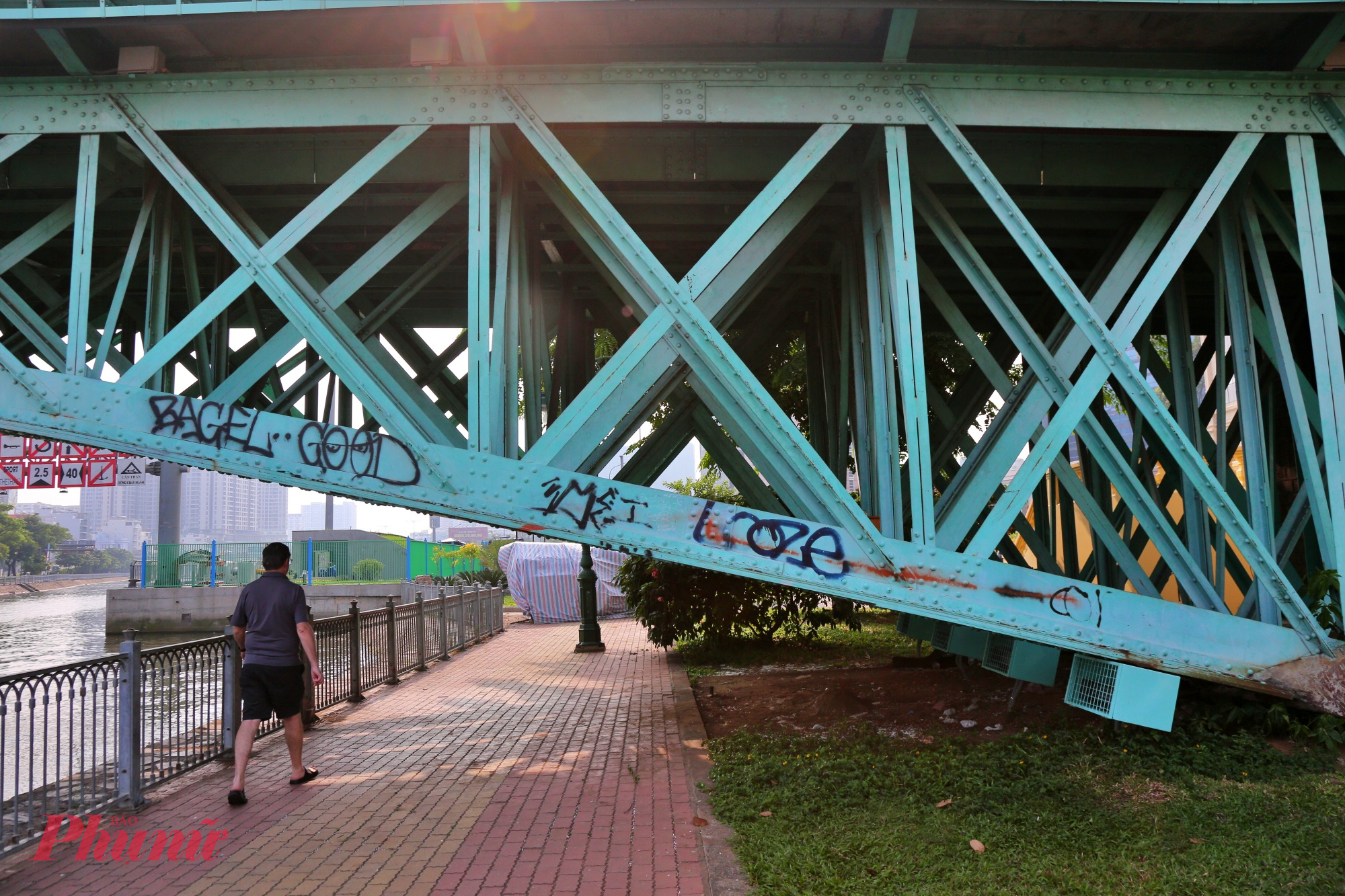 Từ những mảng tường đến các khối khung thép đều xuất hiện những nét vẽ bậy.