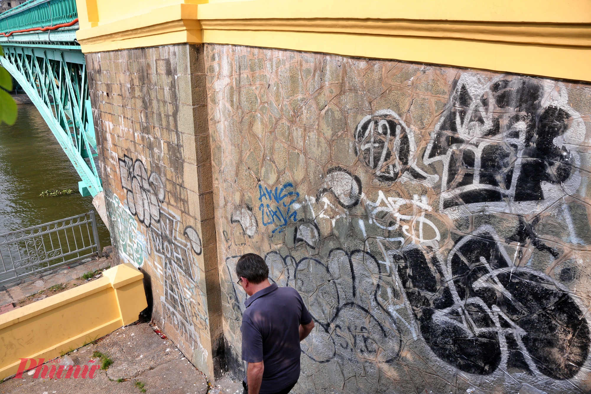  “Nhìn từ xa thì cầu rất đẹp, nhưng lại gần là thấy toàn chữ vẽ bậy, cảm giác như công sức tôn tạo bị phá hỏng,” anh Trần Minh (người thường xuyên đi bộ qua khu vực) lắc đầu nói.