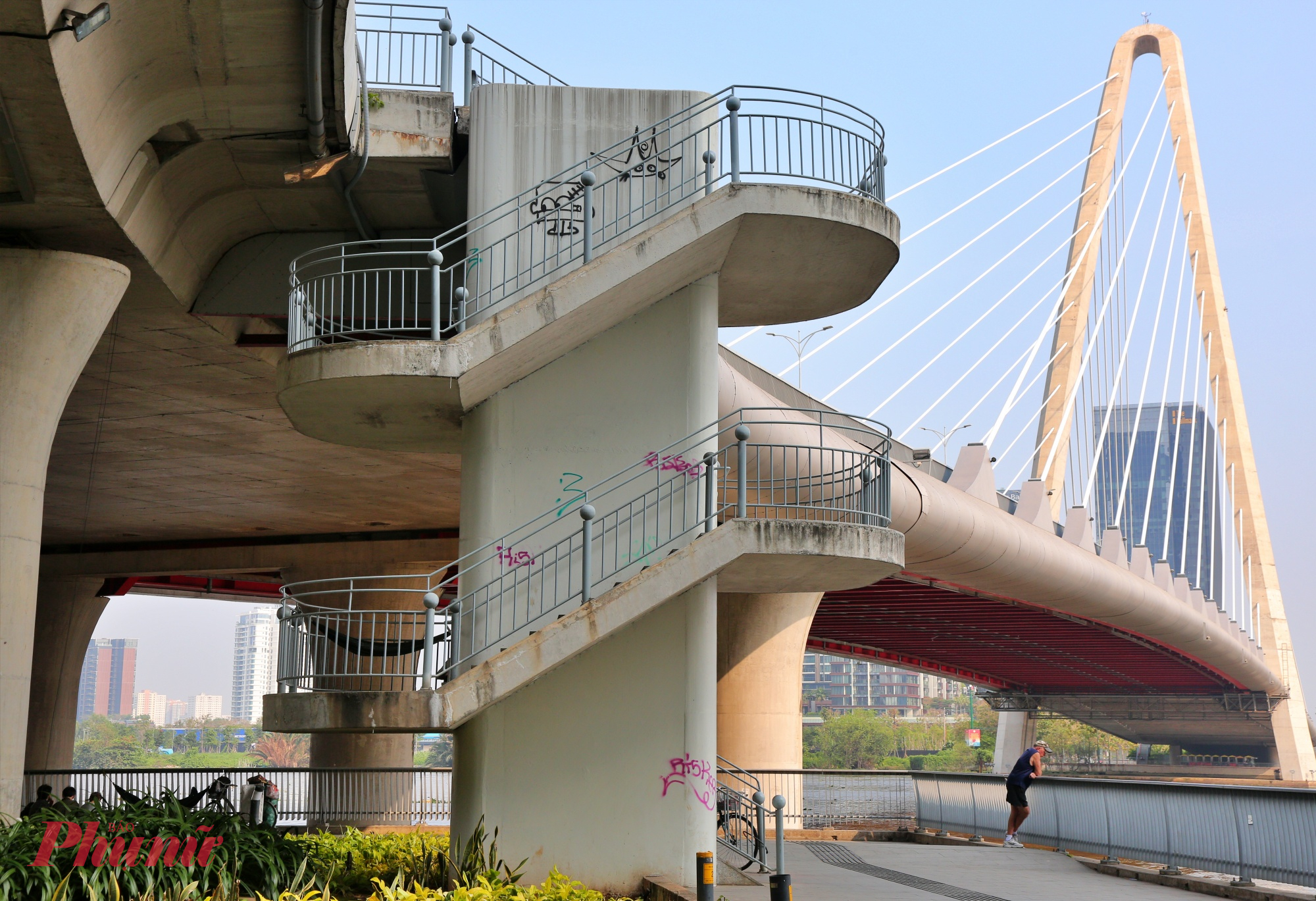 Thân trụ và các bức tường dẫn lên cầu phía phường Sài Gòn xuất hiện dày đặc những nét vẽ bậy khiến nhiều người dân và du khách thường đến đây vui chơi đều ngao ngán. 