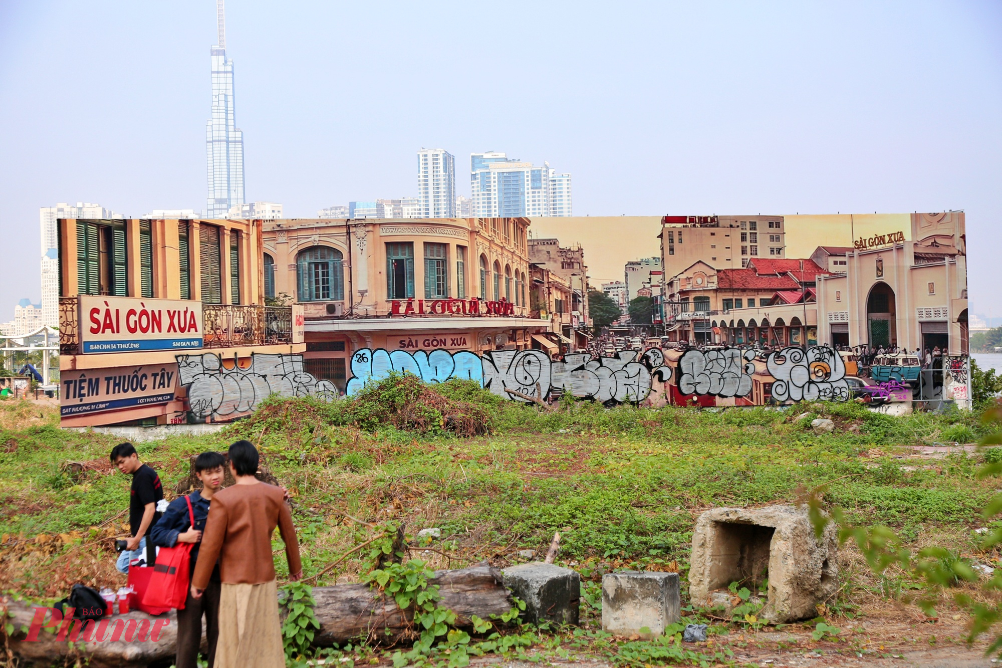 Những hình ảnh đẹp bị che phủ bởi nét bút nguệch ngoạc, làm mất đi ý nghĩa ban đầu của các giải pháp làm đẹp thành phố.