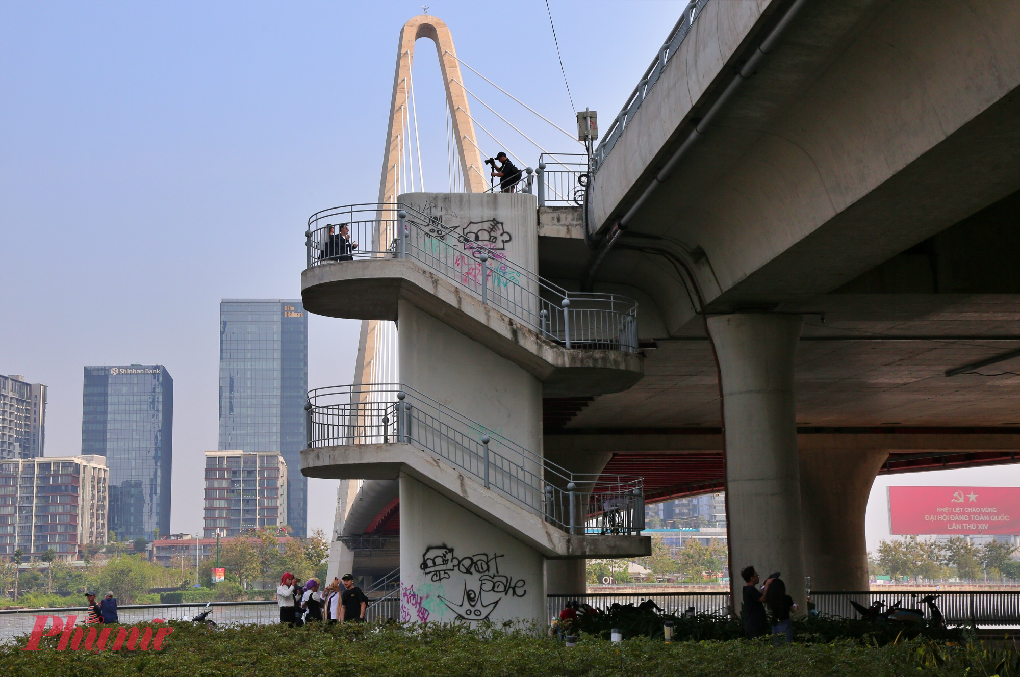 Thực tế, Cầu Mống không phải là trường hợp cá biệt. Hiện cầu Ba Son – một trong những biểu tượng của TPHCM, bắc qua sông Sài Gòn cũng đang bị vẽ bậy trên lan can, trụ cầu dù mới đưa vào khai thác chưa lâu. 