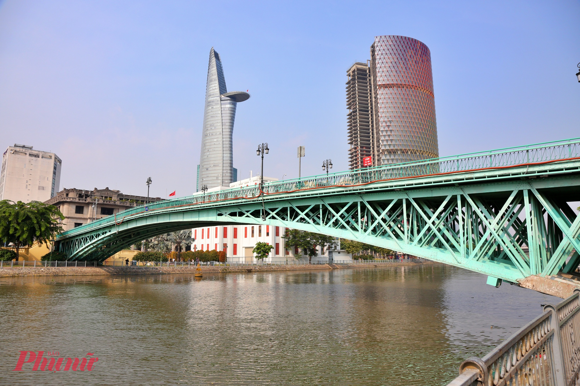 Cầu Mống - cây cầu thép cổ hơn 130 năm tuổi bắc qua kênh Bến Nghé, nối phường Sài Gòn với phường Xóm Chiếu được tôn tạo, đưa vào vận hành hệ thống chiếu sáng nghệ thuật vào cuối tháng 11/2025.