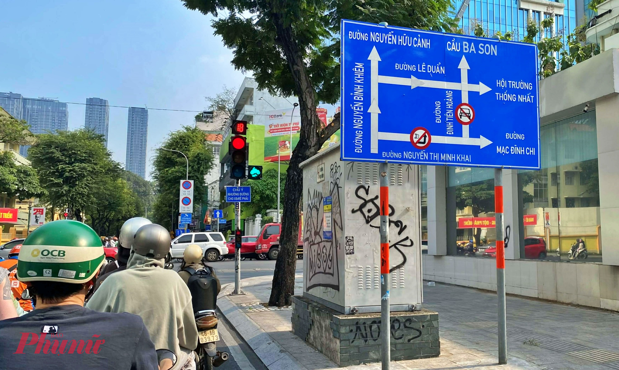 Bên cạnh đó, nhiều tủ điện công cộng trên các tuyến đường trung tâm được ngành điện lực cũng không tránh khỏi cảnh bị bôi vẽ, viết chữ tùy tiện. 