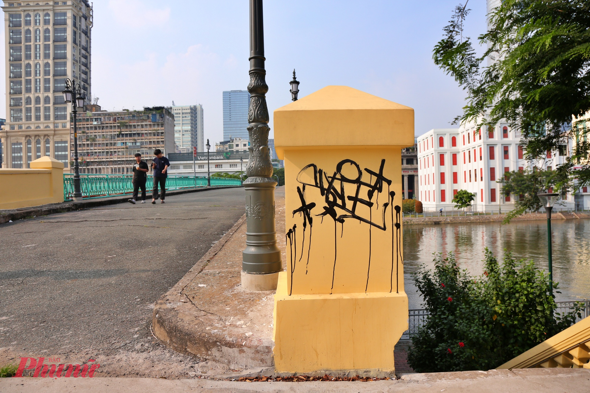 Tuy nhiên, từ đầu tháng 1/2026 đến nay, trên lan can, thân trụ và các bức tường dẫn lên cầu đã xuất hiện dày đặc những nét vẽ bậy như chữ ký cá nhân nguệch ngoạc, ký tự cách điệu chồng chéo, mảng sơn phun đen - đỏ - xanh loang lổ, có chỗ còn vẽ hình thô ráp, phản cảm. 