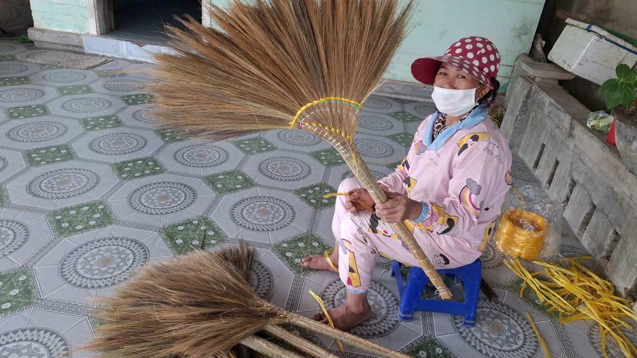 Thắt con rít bằng dây bao màu vàng- Ảnh: Mạnh Trâm Trân