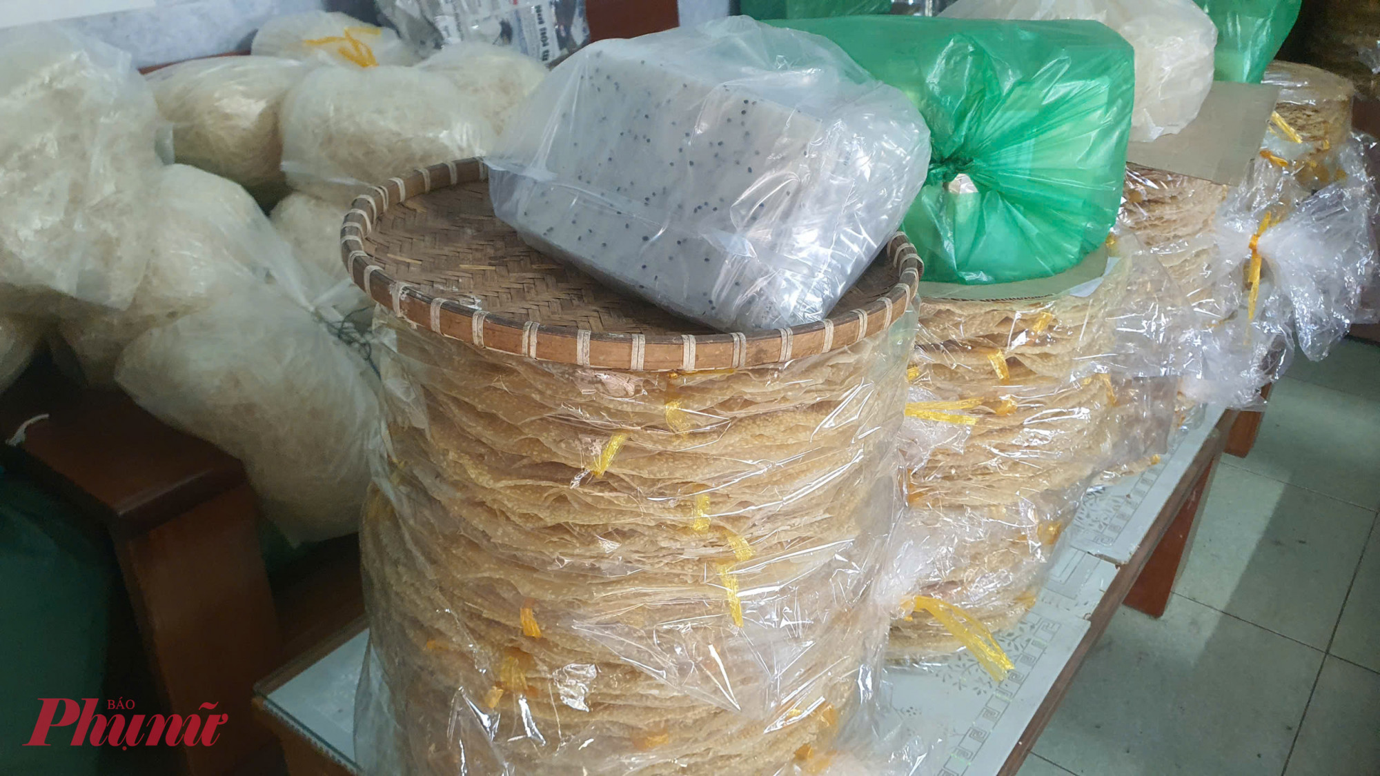 Khác với các loại bánh tráng mỏng để cuốn, bánh tráng Túy Loan có độ dày vừa phải, đủ để khi nhai, người ta cảm thấy cái 'chất' đậm đà, chắc nịch của hạt gạo quê hương. Trong tiết trời se lạnh của ngày Tết miền Trung, ngồi quây quần bên gia đình, bẻ miếng bánh tráng nướng giòn rụm, nhấp thêm ngụm trà xanh nóng, câu chuyện đầu năm cứ thế trở nên rôm rả và ấm áp lạ kỳ.