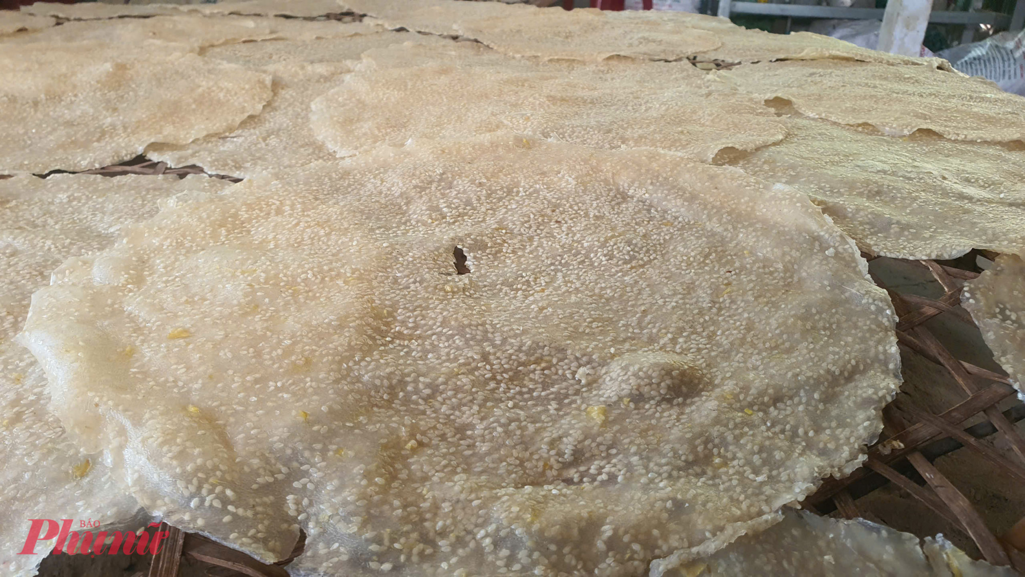 'Mâm cỗ Tết của người dân miền Trung, dù có đủ đầy sơn hào hải vị đến đâu mà thiếu đi chiếc bánh tráng Túy Loan nướng giòn thì coi như vẫn chưa trọn vẹn,' bà Hòa bộc bạch. Chính ý thức về sự 'trọn vẹn' đó đã trở thành động lực để những người thợ nơi đây không quản ngại thức khuya dậy sớm.