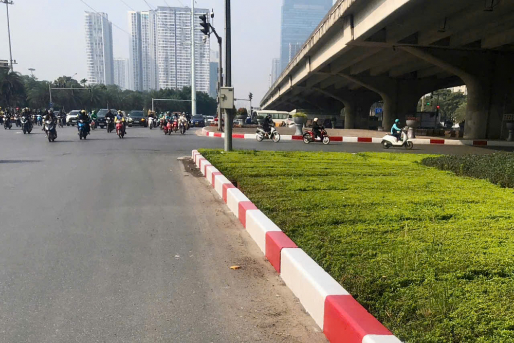 Theo đó, các đơn vị quản lý, nhà thầu bảo trì đang tập trung duy tu, sửa chữa mặt đường, vỉa hè; xử lý triệt để các vị trí bong tróc, rạn nứt, lún võng nhằm bảo đảm độ êm thuận cho người và phương tiện tham gia giao thông.