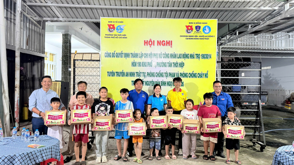 Ban tổ chức trao quà đến các em học sinh - Ảnh: Hội LHPN phường Tân Thới Hiệp 