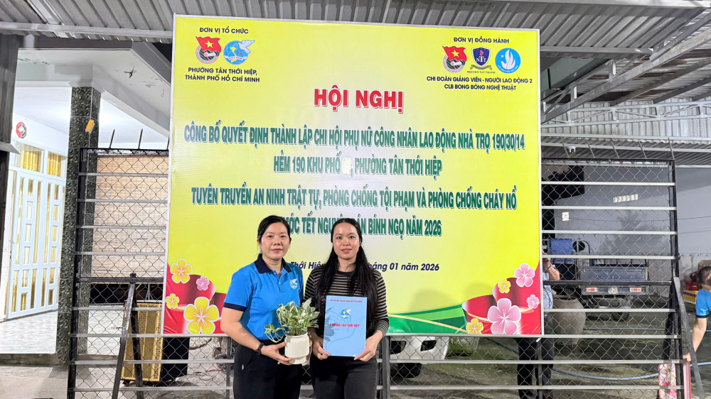 Bà Phạm Thị Mộng Hằng -  Phó chủ tịch thường trực Ủy ban MTTQ Việt Nam phường Tân Thới Hiệp, Chủ tịch Hội LHPN phường (bìa trái) – trao quyết định thành lập Chi hội Phụ nữ công nhân lao động nhà trọ và quyết định chỉ định chi hội trưởng cho chị Phạm Thị Phú - Ảnh: Hội LHPN phường Tân Thới Hiệp