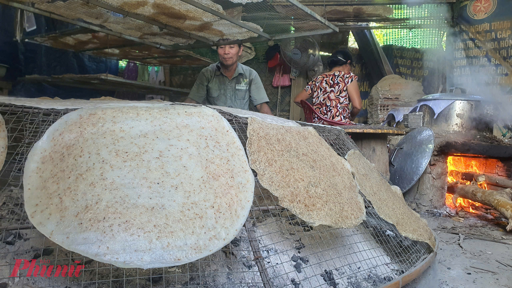 Khi ánh lửa từ những lò than vẫn tiếp tục bập bùng trong đêm tối, người ta tin rằng, bằng tình yêu và sự trân trọng của cộng đồng dành cho một món ăn mang hồn cốt quê hương, tiếng lửa reo và mùi thơm của bánh tráng Túy Loan sẽ còn mãi vang vọng qua nhiều mùa Tết nữa.