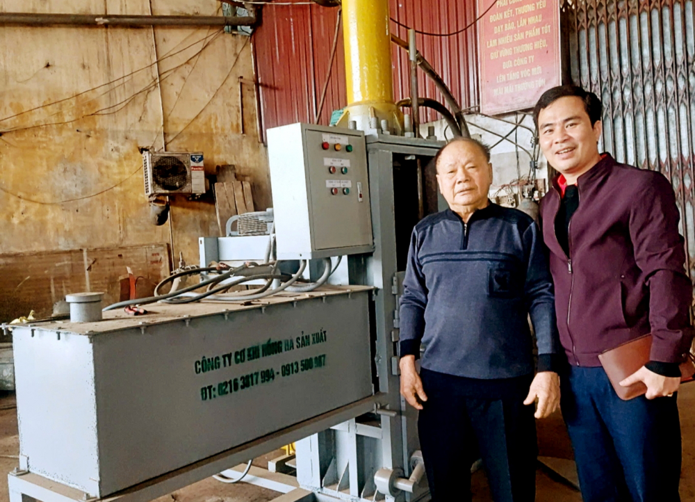 Ông Vũ Hữu Lê giới thiệu với khách các loại máy móc do mình chế tạo - Ảnh do nhân vật cung cấp