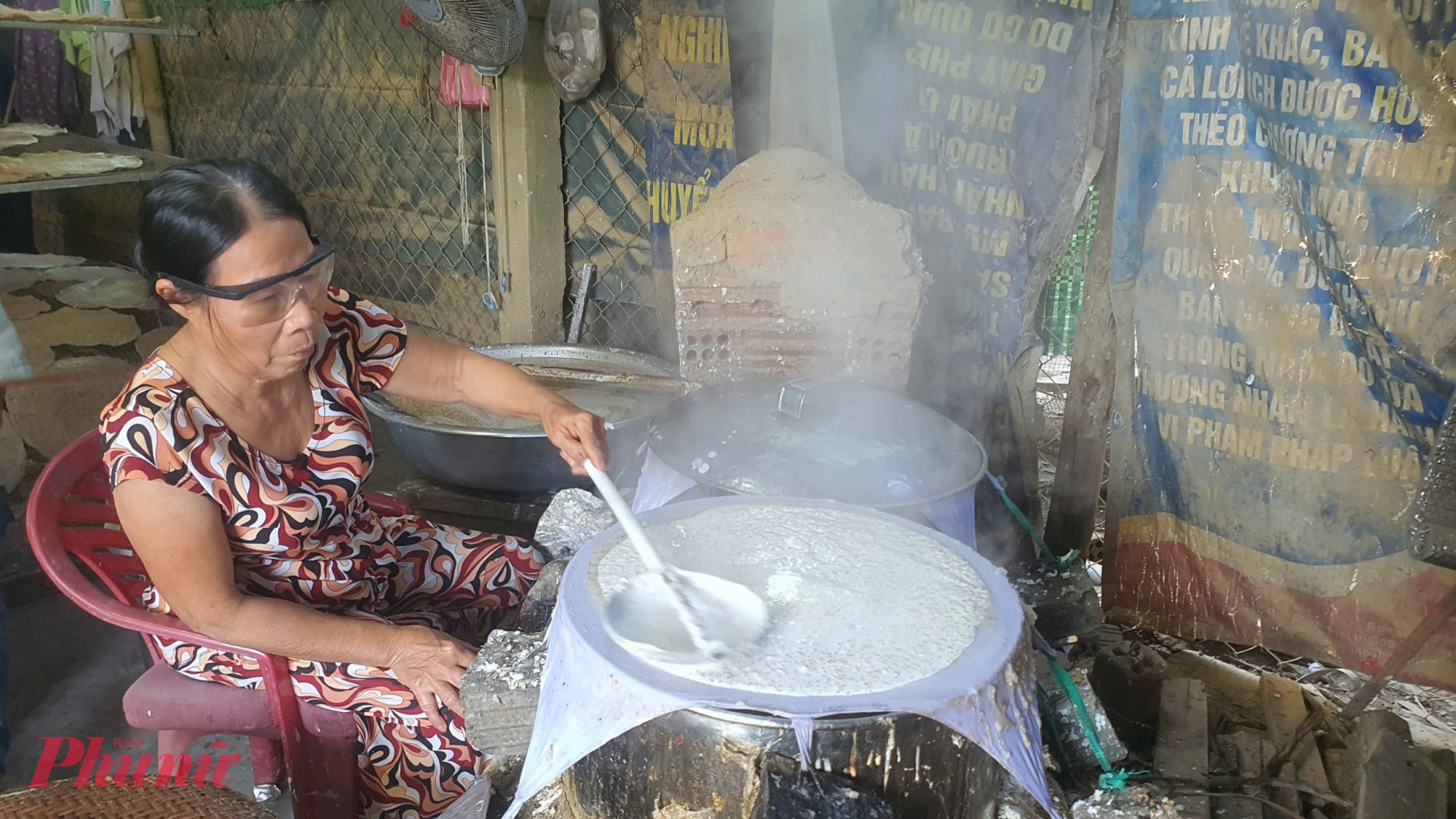 'Nghề này cực lắm, phải chịu được cái nóng hầm hập của lò than, phải thức đêm hôm. Giới trẻ bây giờ thích công việc văn phòng nhẹ nhàng, ít ai mặn mà với lò lửa,' ông Tâm chia sẻ.